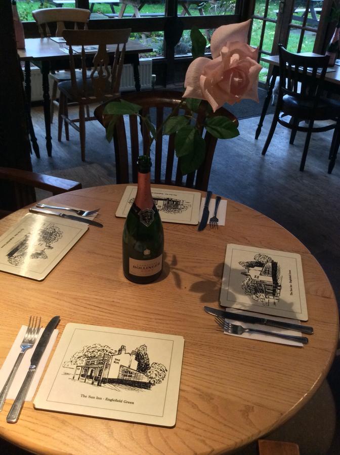 The Sun Inn Englefield Green Eksteriør bilde